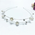 Dettaglio del cerchietto doppio in metallo con perle finte e strass di cristallo lucido - Fiore Strass a Doppia Fila Argento (C8504)