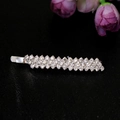 Dettaglio di un fermaglio argento con quattro file di strass scintillanti su sfondo nero - Argento Spesso / Argento (B6409)