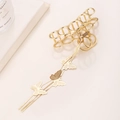Dettaglio del fermaglio per capelli a farfalla dorato con nappa e design geometrico - Anello (Oro)