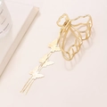 Dettaglio del fermaglio per capelli a farfalla dorata con eleganti catenine a nappa - Farfalla Classica (Oro)