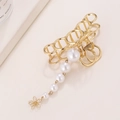 Pince à cheveux papillon dorée en métal avec élégant pompon de perles et pendentif fleur - Gland en Anneau avec Cinq Perles