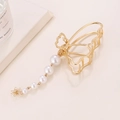 Pince à cheveux papillon dorée élégante avec gland en perles blanches et design en métal évidé - Style Papillon Creux Gland
