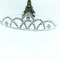 Vue rapprochée d'un diadème de mariée argenté orné de strass brillants et de motifs en cœur - Couronne Coeur Classique (C9331) / Argenté