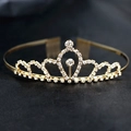 Dettaglio della corona dorata con strass e motivi a cuore con pettine per capelli in metallo - Oro