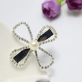 Macro di una molletta per capelli a fiore con strass, perla e clip a becco d'anatra - Fiore Argentato