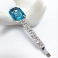 Detailaufnahme einer quadratischen blauen Zirkon-Haarklammer mit glitzernden Strasssteinen - Hellblau