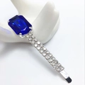 Makroaufnahme einer silbernen Haarspange mit tiefblauem Zirkon und Strasssteinen - Blau