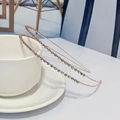 Doppelreihiger Haarreif in Roségold mit bunten Strasssteinen auf weißer Tasse - Roségold mit AB-Strasssteinen