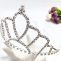 Elegante corona da sposa in strass argento su supporto con accenti floreali decorativi - Argento (C8532)