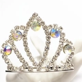 Detaillierte Makroansicht von silbernem Kronen-Haarschmuck mit schillernden AB-Steinen - Bunt Silber