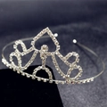 Dettaglio di un cerchietto da sposa argento con strass lucidi e motivi geometrici chic - Stile Geometrico Argento (I6302)