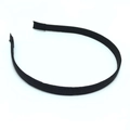 Detalle de una diadema fina de tela negra minimalista sobre un fondo blanco puro - Negro