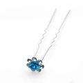 Dettaglio della forcina con rosa blu in resina, strass brillanti e design a U ondulato - Celeste (F5408)