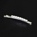 Dettaglio della forcina minimalista in argento con nove cristalli su sfondo nero - Argento B6411
