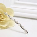 Detailopname van de S-vormige haarclip met glinsterende strass-stenen en witte parels - Zilver