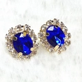 Detalle de pendientes vintage con piedra azul marino y halo de cristales brillantes - Estilo Azul (A3520)