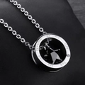 Dettaglio della collana in acciaio al titanio con anello inciso e ciondolo a stella nera - Collana a stella da uomo (G1006) / 55+5cm / Nero