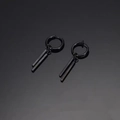 Detailweergave van minimalistische matzwarte roestvrijstalen ringoorbellen met dubbele hangers - Gepiercte Oorbellen / Zwart (Paar)