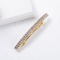 Dettaglio di un fermaglio per capelli in lega dorata con strass lucidi su sfondo bianco - Oro 2 File (B6425)