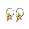 Dettaglio di orecchini a cerchio in argento con ciondoli a stella dorati su sfondo bianco - Orecchino a Stella Oro (Singolo)