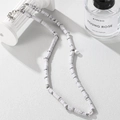 Collana di perle di diaspro e perle con distanziatori argentati su sfondo minimale - Stile Turchese Bianco e Perla Artificiale (PG0548)