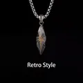 Gros plan du pendentif totem soleil vintage avec texture métal vieilli sur chaîne - Chaîne à maillons carrés argent antique (A5005) / 60+5cm