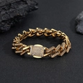 Primer plano de pulsera de cadena cubana dorada con cierre cuadrado de diamantes incrustados - Pulsera / 21cm / Dorado
