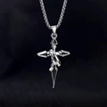 Dettaglio ravvicinato di un ciondolo a croce e spada in argento su una collana punk - Collana a croce con anello d'acciaio (A5006)