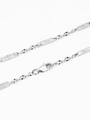 Dettaglio macro del bracciale Moebius in argento con incisioni a croce e chiusura a moschettone - Flat Clasp Necklace / 45cm / Argento