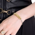 Dettaglio del bracciale a catena in metallo intrecciato argento e oro con trama punk rock - Braccialetto 18+4CM / Contrasto Oro e Argento (F1008)