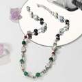 Dettaglio di un braccialetto hip-hop con perle, ciondoli poker e dadi su base a specchio - Collana 48+5CM