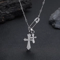 Collana di lusso in acciaio al titanio argento con doppia croce e ciondolo a spilla da balia - Catena a Fune Intrecciata (C7014 Argento) / 65cm
