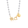 Dettaglio della catena a sfere d'argento con pendente a fiore dorato e chiusura lucida - Collana / Bicolore (Oro e Argento)
