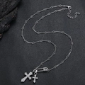 Dettaglio dei pendenti a doppia croce e spilla con cristalli su collana d'argento - Catena Laterale (C7014 Argento) / 65cm