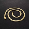 Detalle de una cadena de serpiente plana dorada con textura metálica refinada - 60CM / Dorado