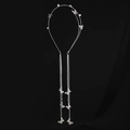 Elegante cerchietto argento con farfalle e perle bianche su sfondo nero con nappe a catena - Argento