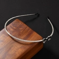 Dettaglio del cerchietto sottile in argento con strass e fiocco a forma di cuore nero - Vetro Nero Argento