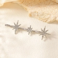 Dettaglio fermaglio per capelli argento con tre stelle scintillanti in strass su pietra - Clip a Tre Stelle / Argento