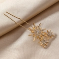 Eleganter goldener U-Haarnadel mit funkelnden Stern-Strasssteinen auf Seidenhintergrund - Sternen-Stil / Gold