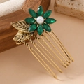 Vintage goldener Haarkamm mit smaragdgrünen Kristallen und Perle auf neutralem Grund - Grün