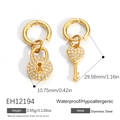 Pendientes asimétricos de acero dorado con colgantes de cerradura y llave de cristal - Estilo Asimétrico de Candado y Llave (EH12194) / Chapado en Oro de 18K