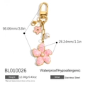 Llavero de flor de esmalte rosa con cierre de mosquetón de acero dorado y dije de perla - Chapado en Oro de 18K / Estilo Flor Rosa (BL010026)