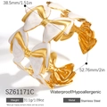 Bracciale rigido aperto in acciaio inossidabile dorato con ciondoli a fiocco in smalto bianco - Fiocco Bianco (SZ61171C)