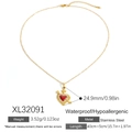 Collana cuore dorato con smalto rosso e cristalli, acciaio inossidabile e impermeabile - Stile Freccia di Cupido con Strass (XL32091)