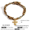 Collana a foulard leopardata con ciondolo a croce dorata martellata e pietre preziose - Ciondolo Croce Strass Sciarpa Stampa Leopardata (XL31922)