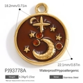 Vue macro d'un pendentif rond en acier inoxydable doré avec motif lune et étoiles - Soleil Étoile Lune Brun Foncé (PJ93778A)