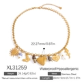 Collier en acier inoxydable plaqué or 18 carats avec pendentifs coquillages et soleil - Style Pendentif Multi-Éléments Vintage (XL31259)