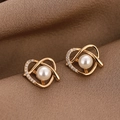 Elegante goldene Herzohrringe mit natürlichen Süßwasserperlen und glänzenden Zirkonias - Gold