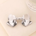 Eleganter silberner Metall-Haarclip mit Schleife und gebürsteter Textur für Damen - Silber