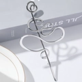 Detail eines silbernen Haarstabs aus Metall mit einem modernen abstrakten Spiraldesign - Silber